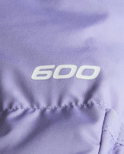 Dettaglio del logo 600 su piumino viola Follower SRL The North Face in tessuto tecnico trapuntato