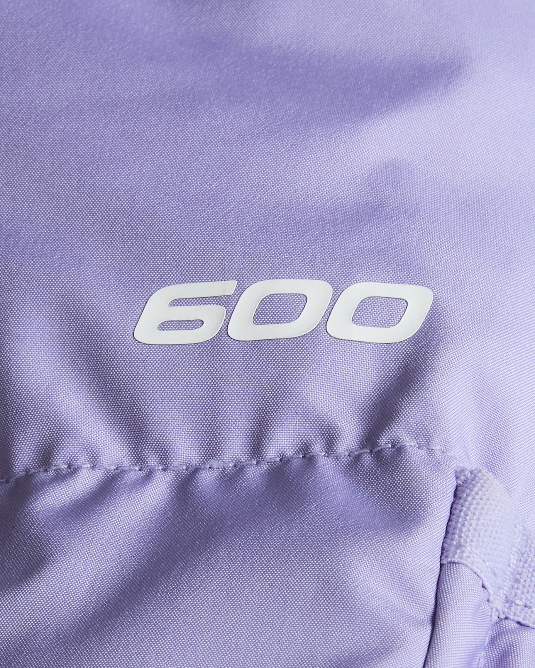 Dettaglio del logo 600 su piumino viola Follower SRL The North Face in tessuto tecnico trapuntato