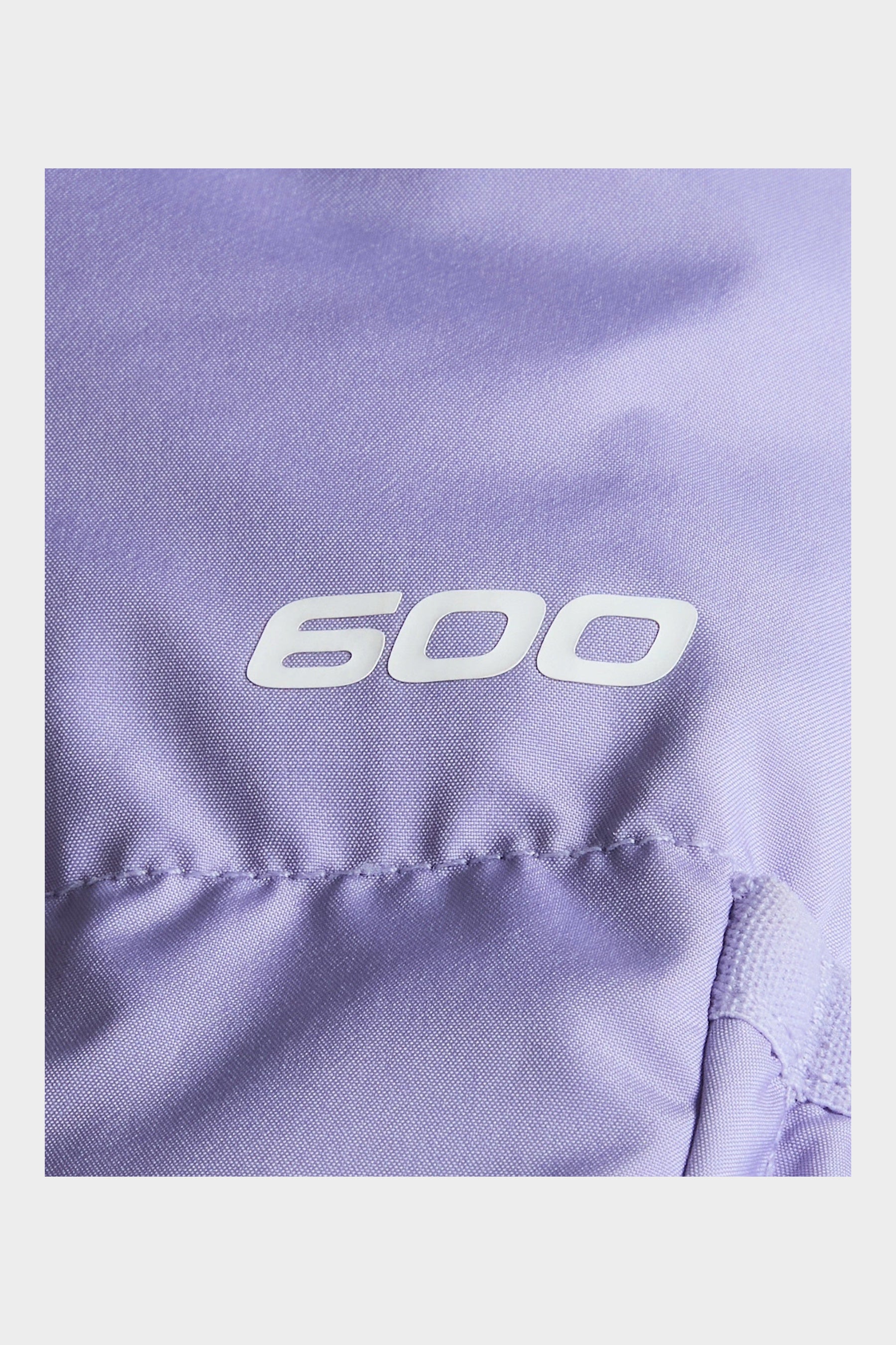 Dettaglio del logo 600 su piumino viola Follower SRL The North Face in tessuto tecnico trapuntato