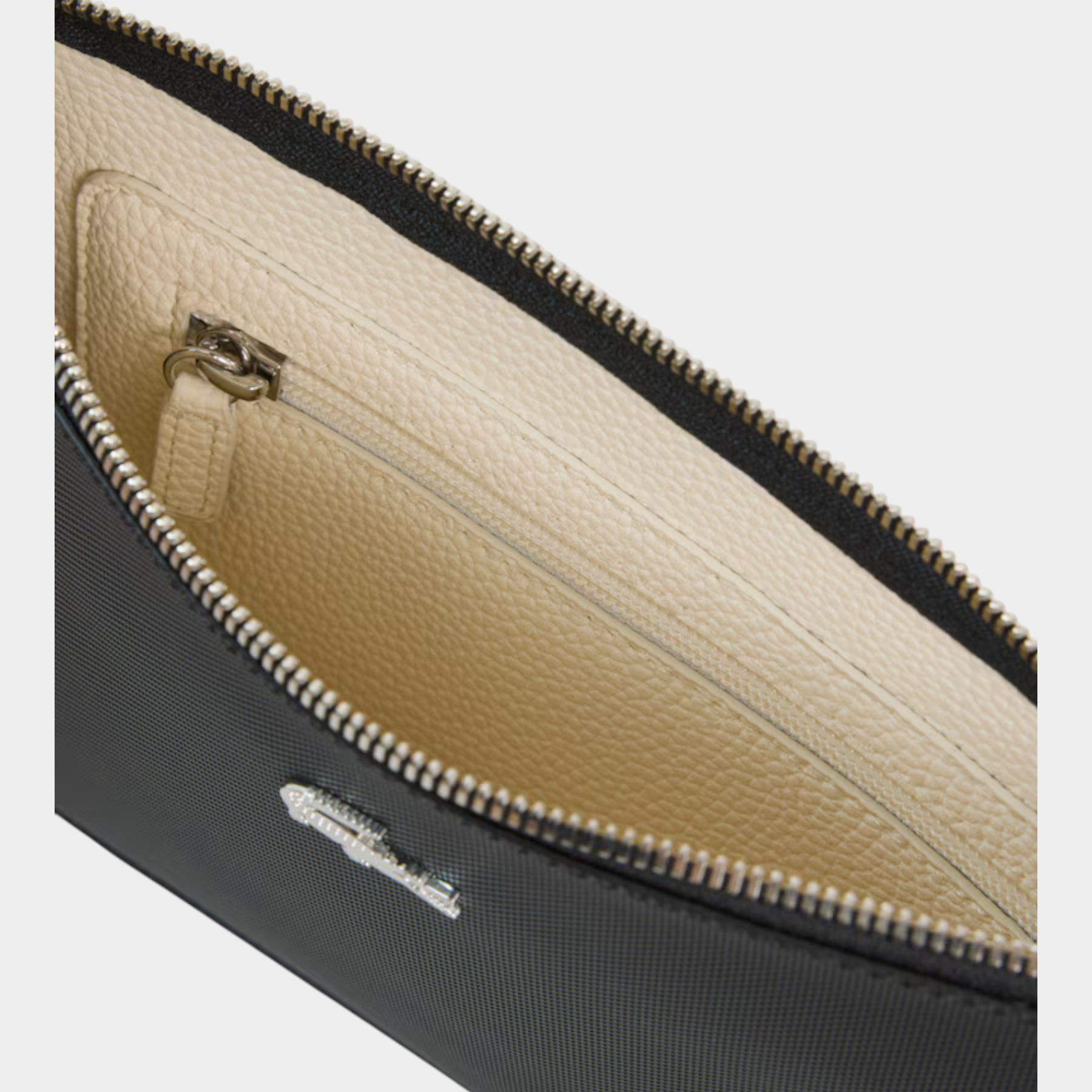 Interno della pochette Follower SRL LACOSTE in canvas piqué nero con fodera color crema e chiusura a zip