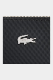 Dettaglio della pochette Follower SRL Lacoste in canvas piqué nero con logo coccodrillo argentato e zip
