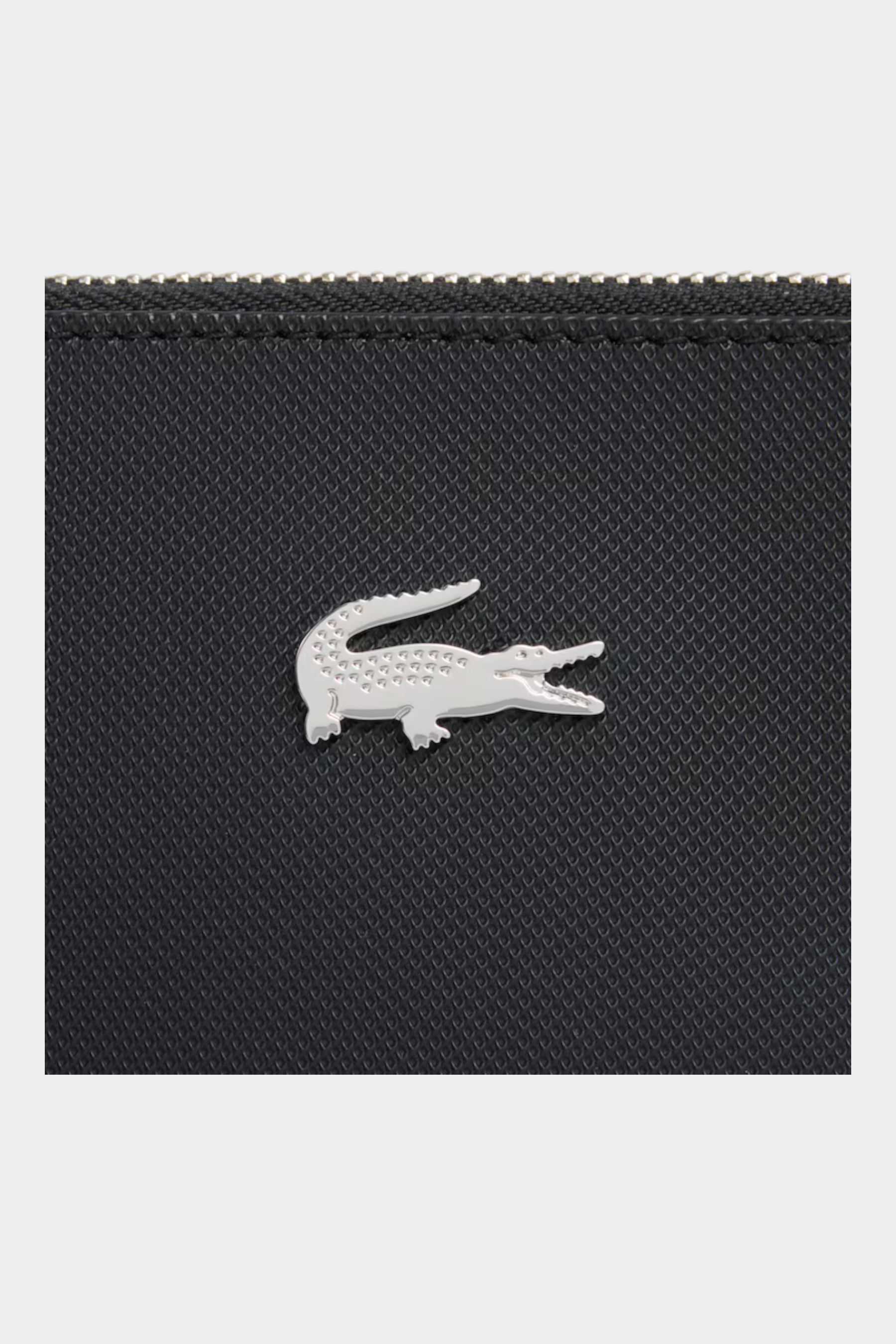 Dettaglio della pochette Follower SRL Lacoste in canvas piqué nero con logo coccodrillo argentato e zip