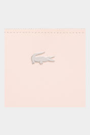 Dettaglio della pochette Follower SRL Lacoste in canvas piqué rosa chiaro con logo coccodrillo metallizzato argento
