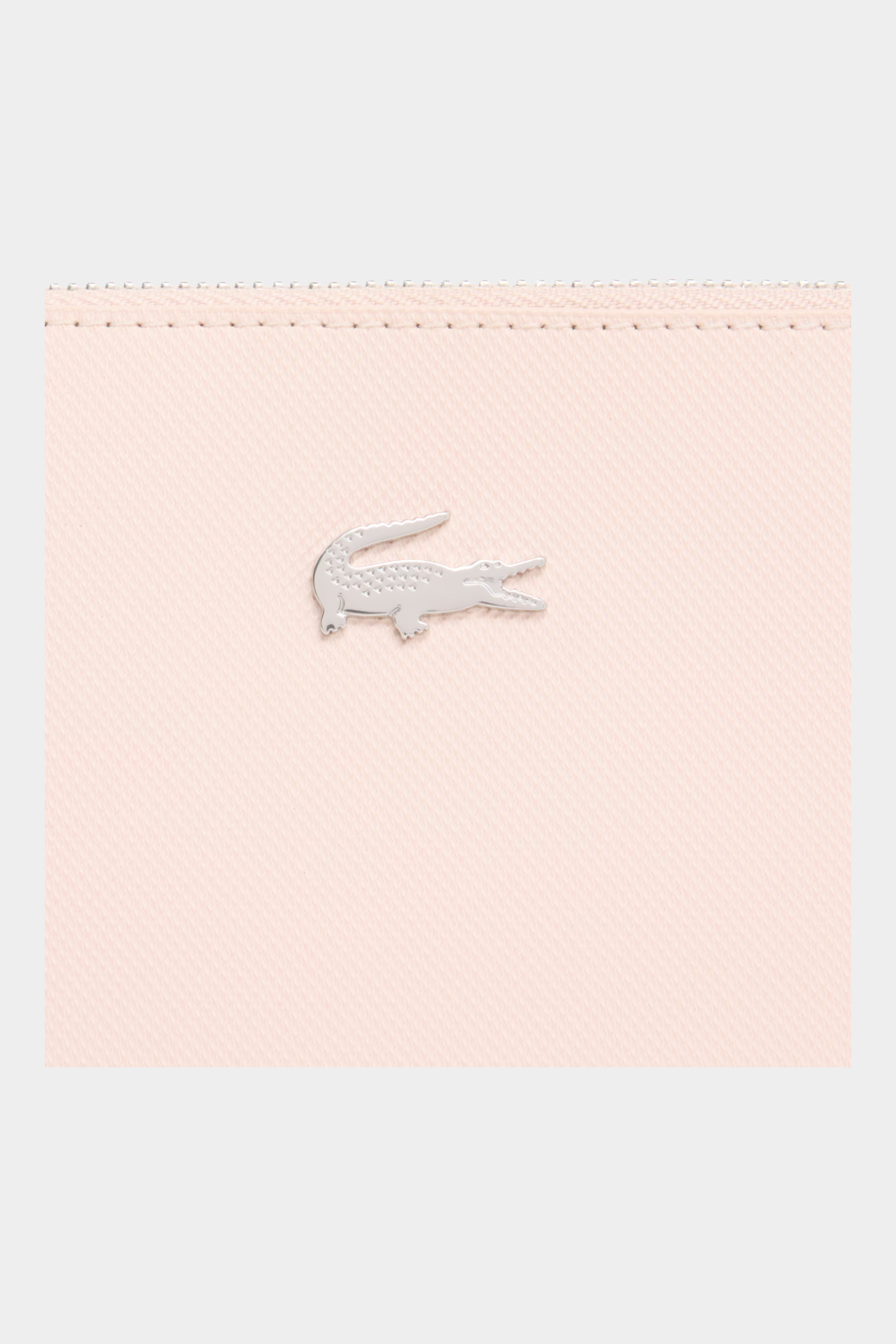 Dettaglio della pochette Follower SRL Lacoste in canvas piqué rosa chiaro con logo coccodrillo metallizzato argento