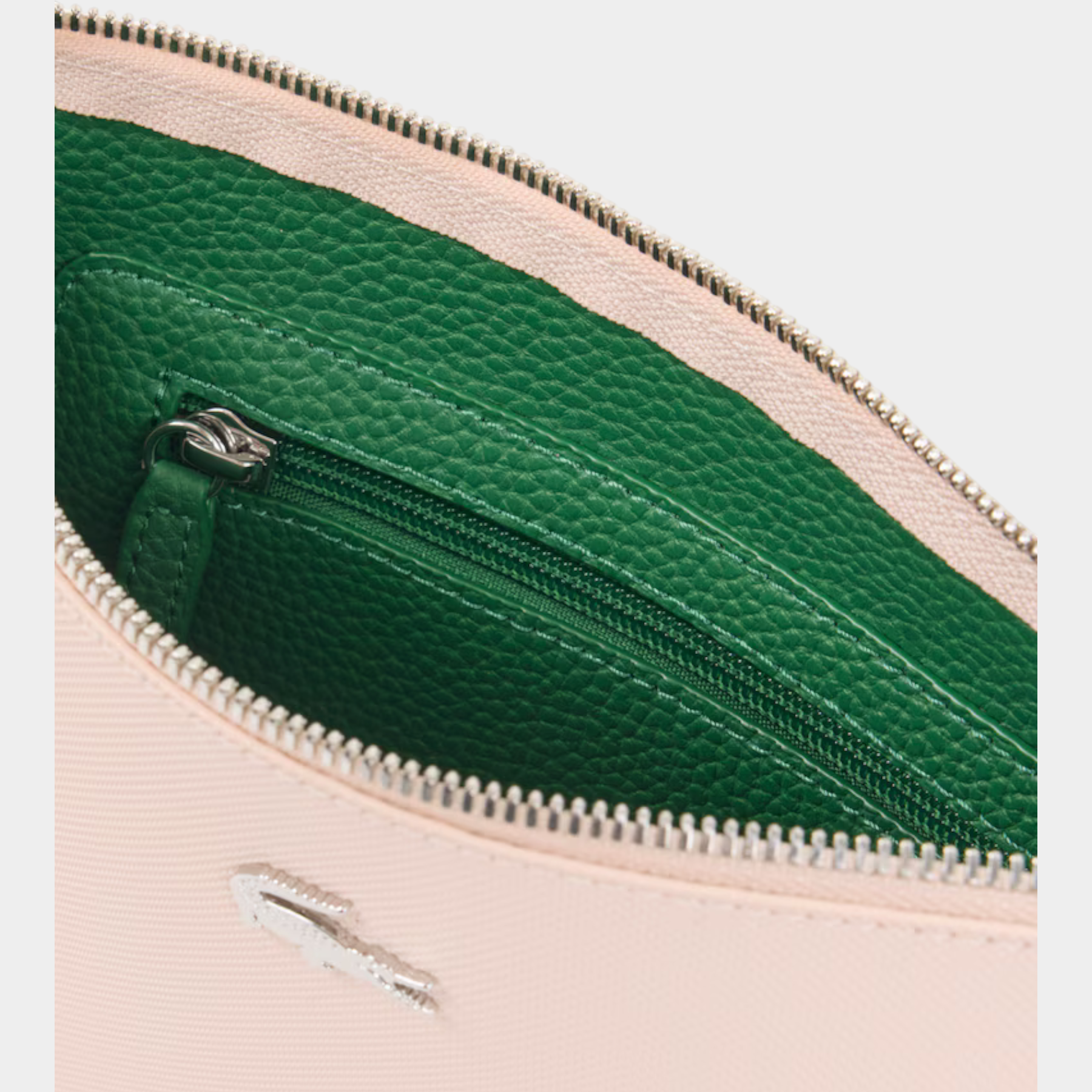 Interno della pochette Follower SRL Lacoste in canvas piqué rosa con fodera verde testurizzata e tasca con zip