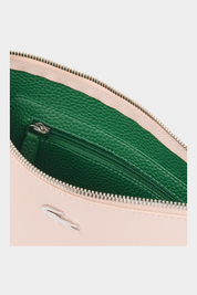 Interno della pochette Follower SRL Lacoste in canvas piqué rosa con fodera verde testurizzata e tasca con zip