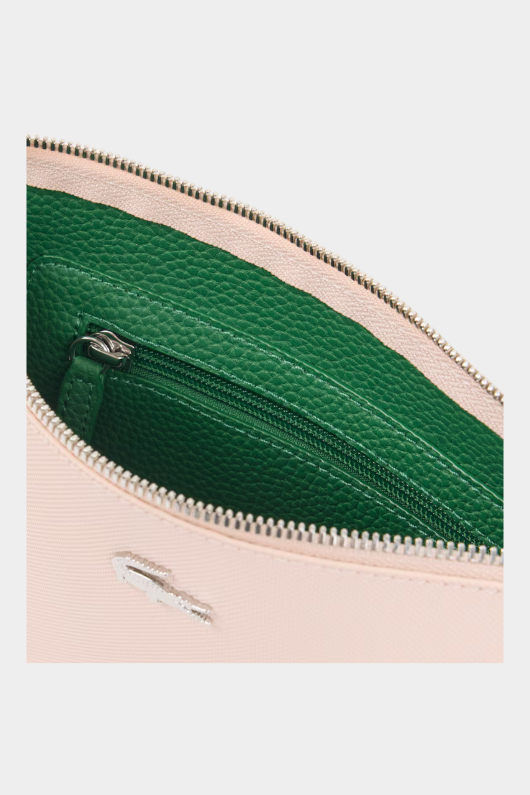 Interno della pochette Follower SRL Lacoste in canvas piqué rosa con fodera verde testurizzata e tasca con zip