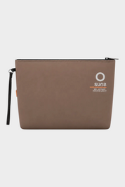 Pochette unisex Follower SRL in neoprene marrone con chiusura a zip e laccetto, logo SUNS BOARDS frontale