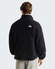 Vista posteriore di un uomo che indossa un pullover in pile nero Follower SRL con logo The North Face bianco