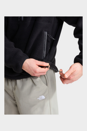 Pullover in pile nero Follower SRL con cerniera a 1/4 e dettagli riflettenti, indossato con pantaloni tecnici