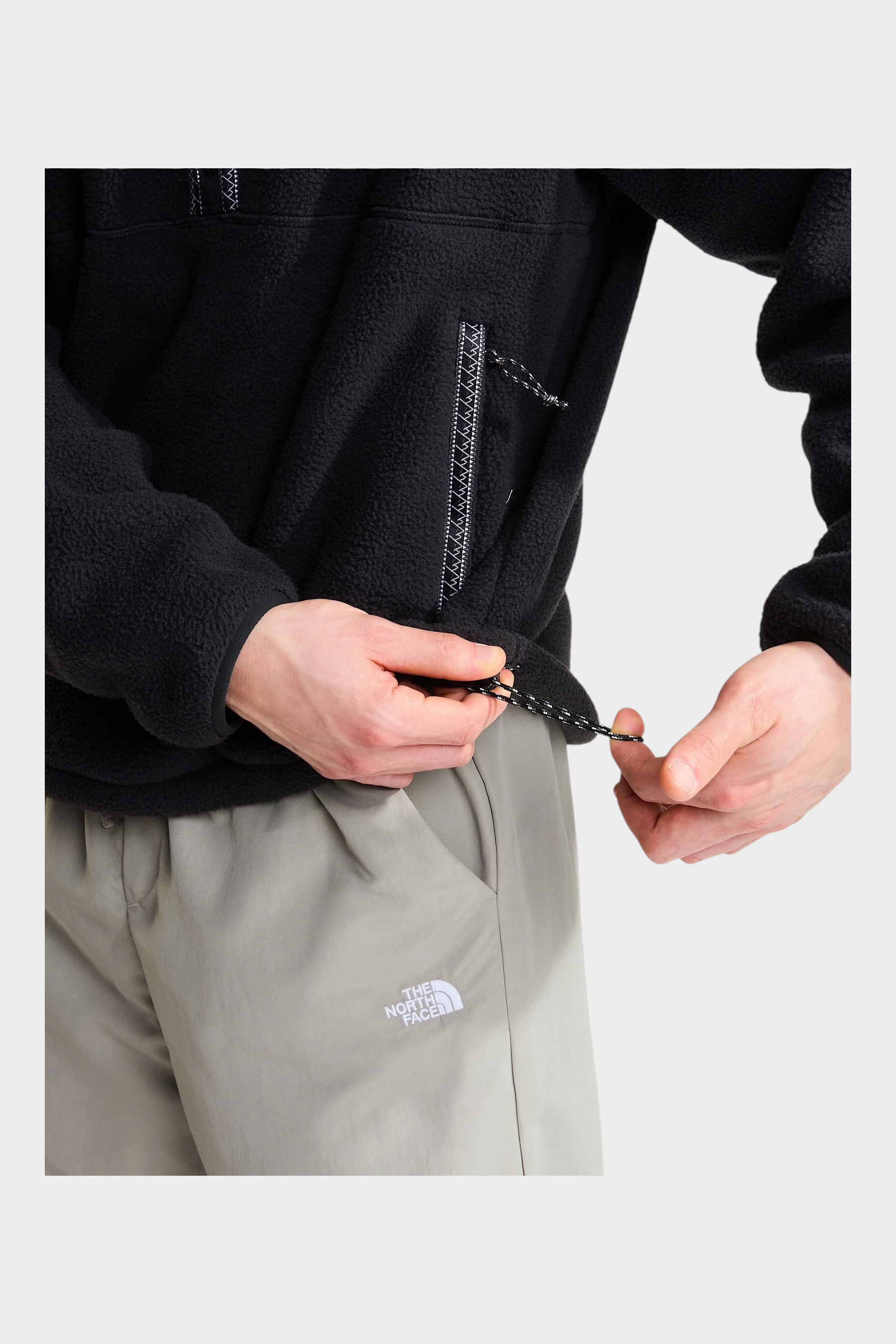 Pullover in pile nero Follower SRL con cerniera a 1/4 e dettagli riflettenti, indossato con pantaloni tecnici
