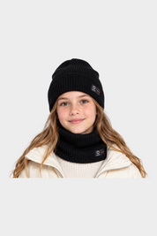 Ragazza indossa scaldacollo e berretto neri in cotone a coste Follower SRL con logo SUNS BOARDS
