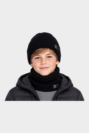 Ragazzo indossa scaldacollo e berretto neri in cotone a coste con logo Follower SRL e SUNS BOARDS