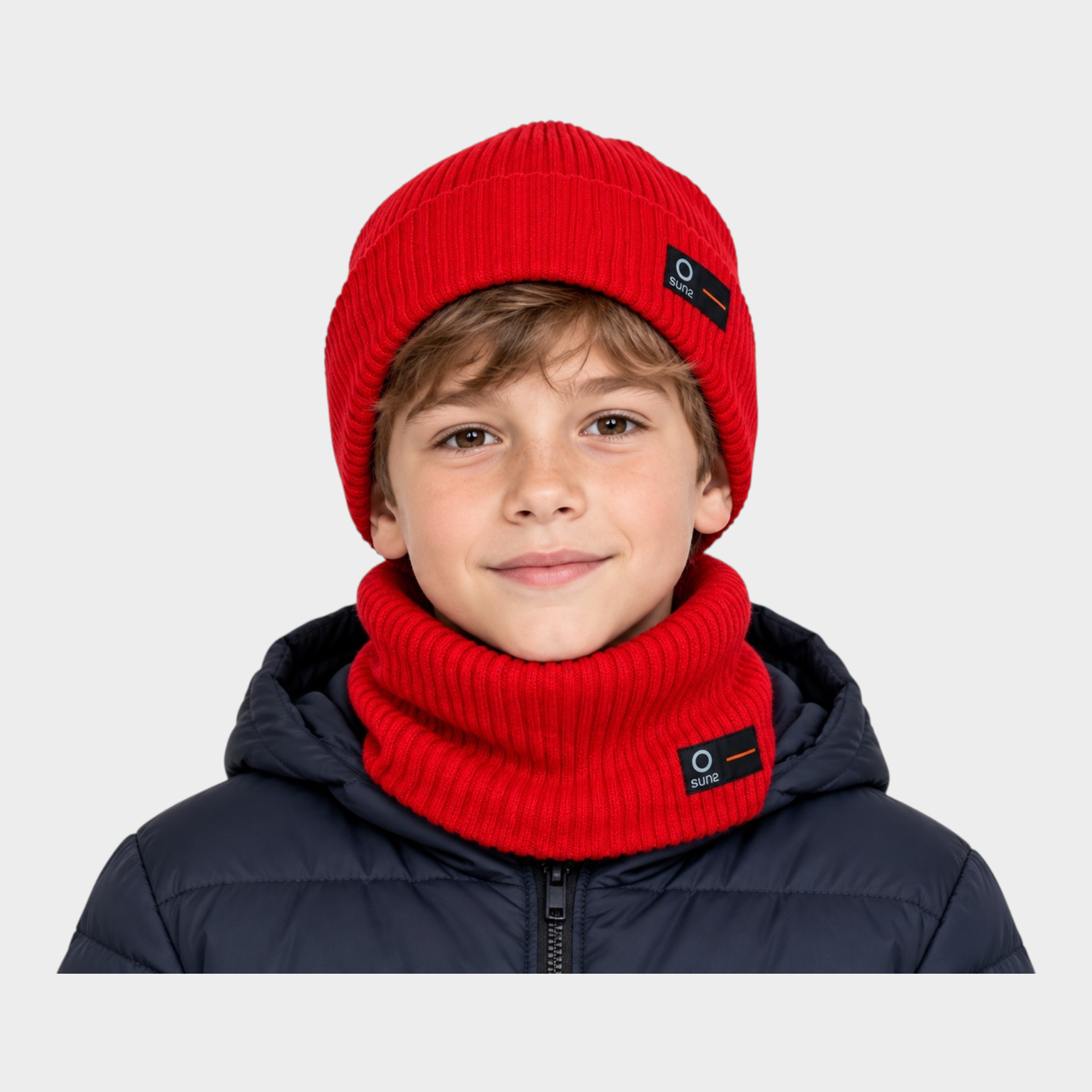 Bambino che indossa scaldacollo e berretto rossi in cotone a coste Follower SRL con logo SUNS BOARDS