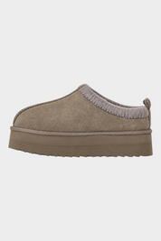 Slipper marrone COLORS OF CALIFORNIA con fodera in montone e suola platform, distribuita da Follower SRL