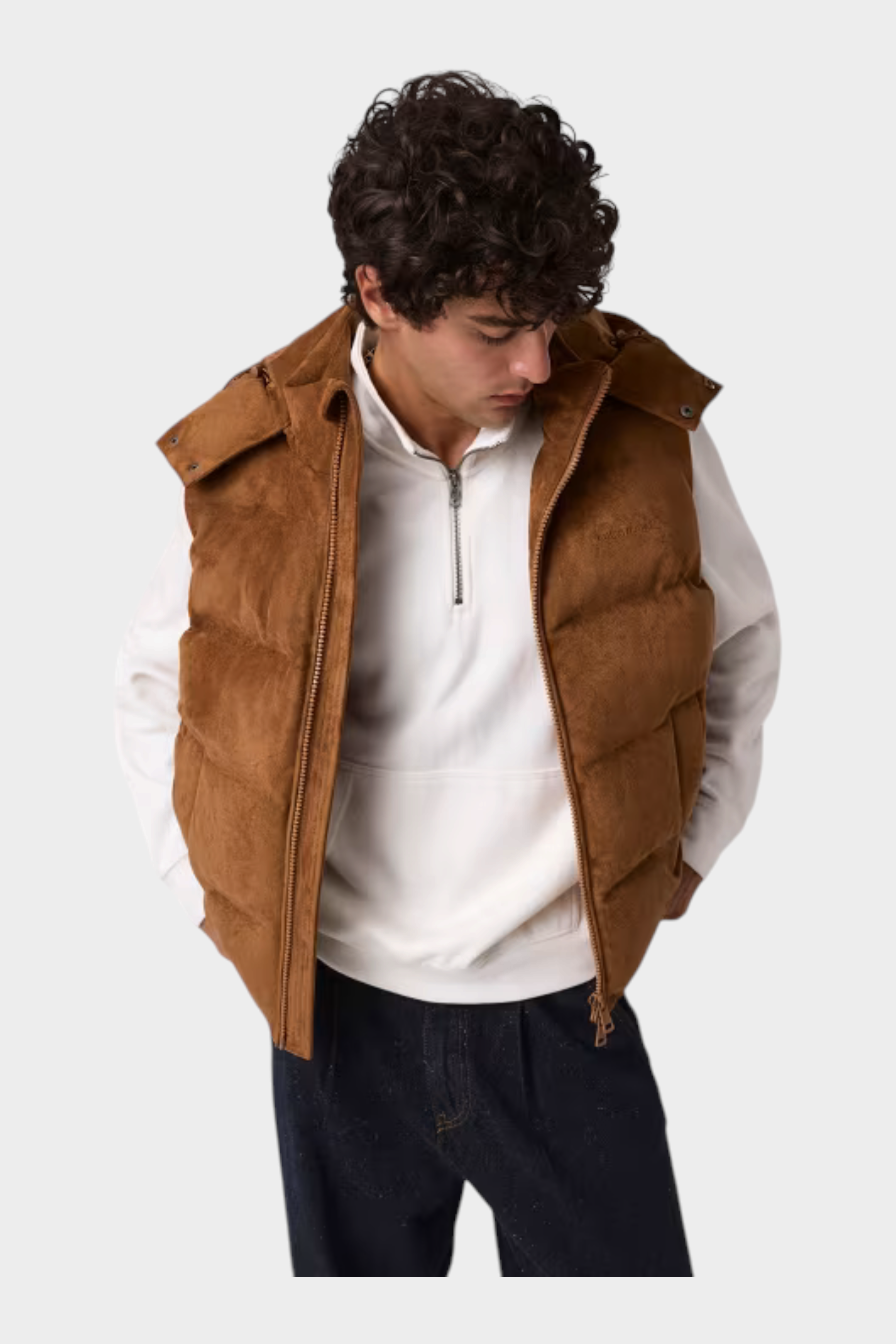 Smanicato imbottito marrone in pelle scamosciata GUESS indossato da un modello, proposto da Follower SRL