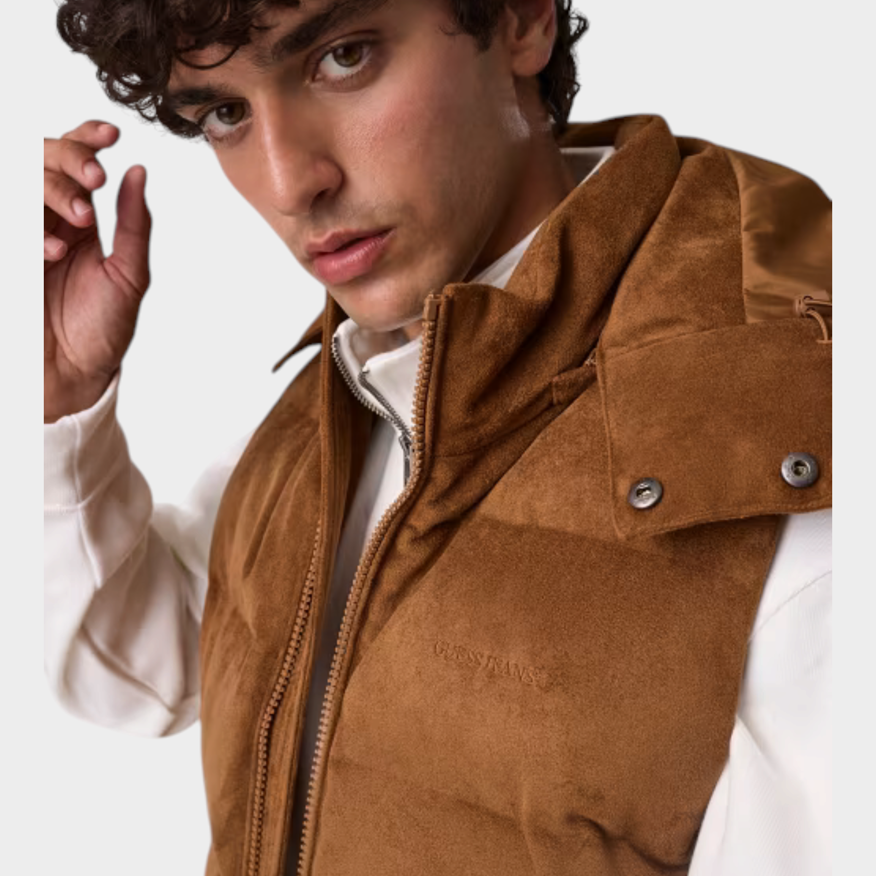 Smanicato imbottito marrone in pelle scamosciata GUESS indossato da un modello, proposto da Follower SRL