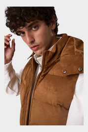 Smanicato imbottito marrone in pelle scamosciata GUESS indossato da un modello, proposto da Follower SRL