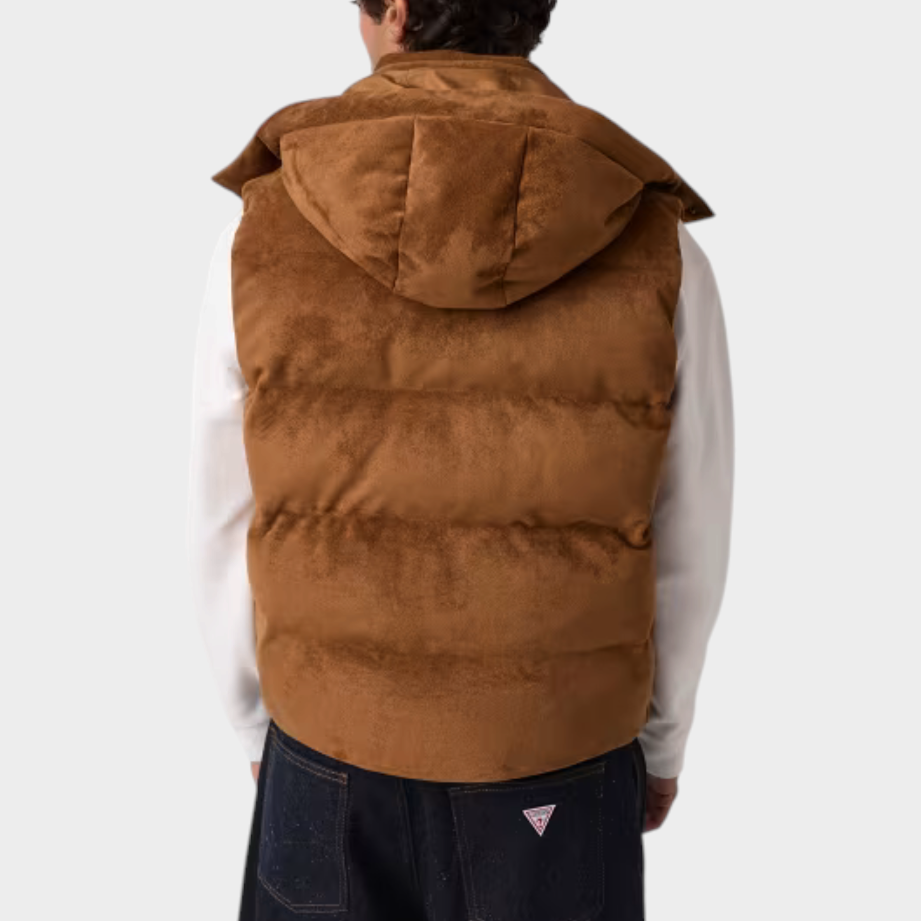 Smanicato imbottito marrone in pelle scamosciata con cappuccio indossato da un modello, collezione Follower SRL
