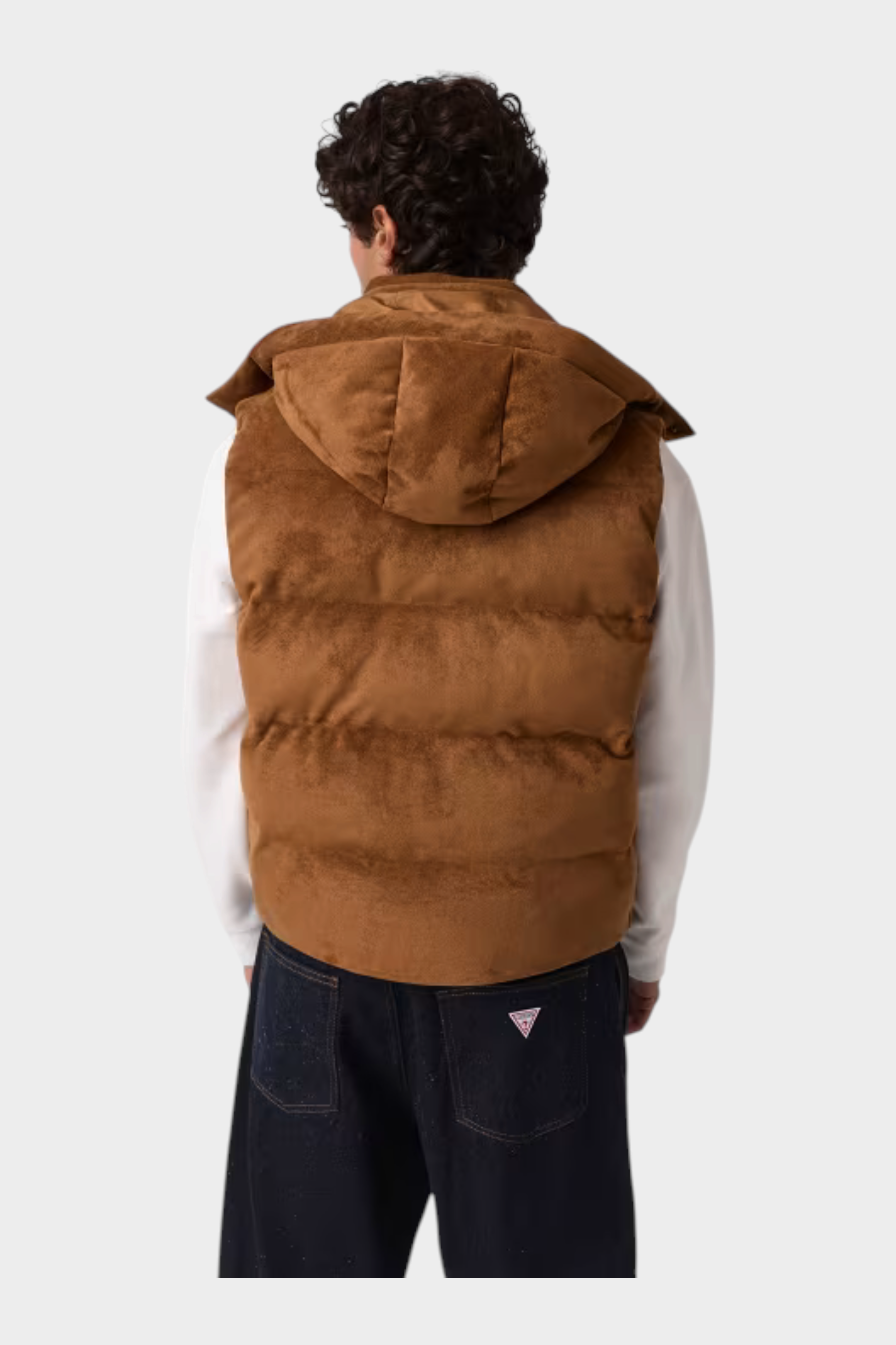 Smanicato imbottito marrone in pelle scamosciata con cappuccio indossato da un modello, collezione Follower SRL