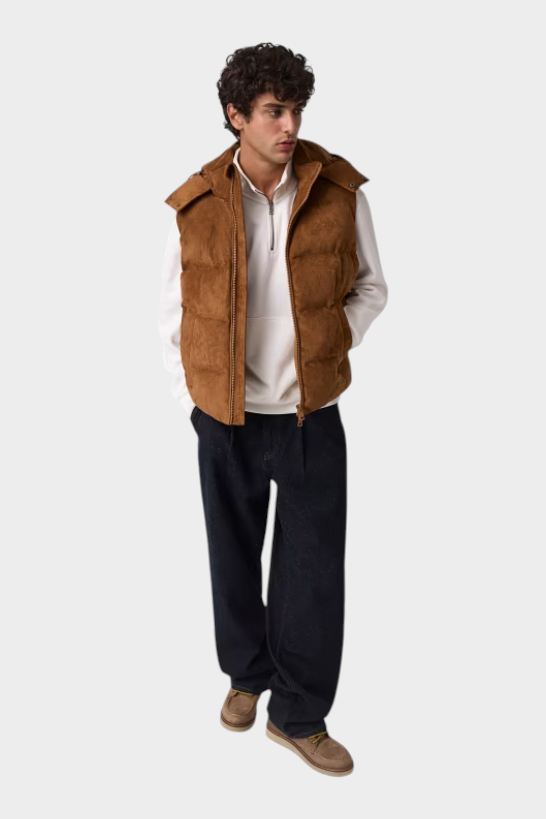 Smanicato imbottito in pelle scamosciata marrone GUESS indossato da un modello, proposto da Follower SRL