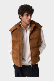 Smanicato imbottito in pelle scamosciata marrone GUESS indossato da un modello, proposto da Follower SRL