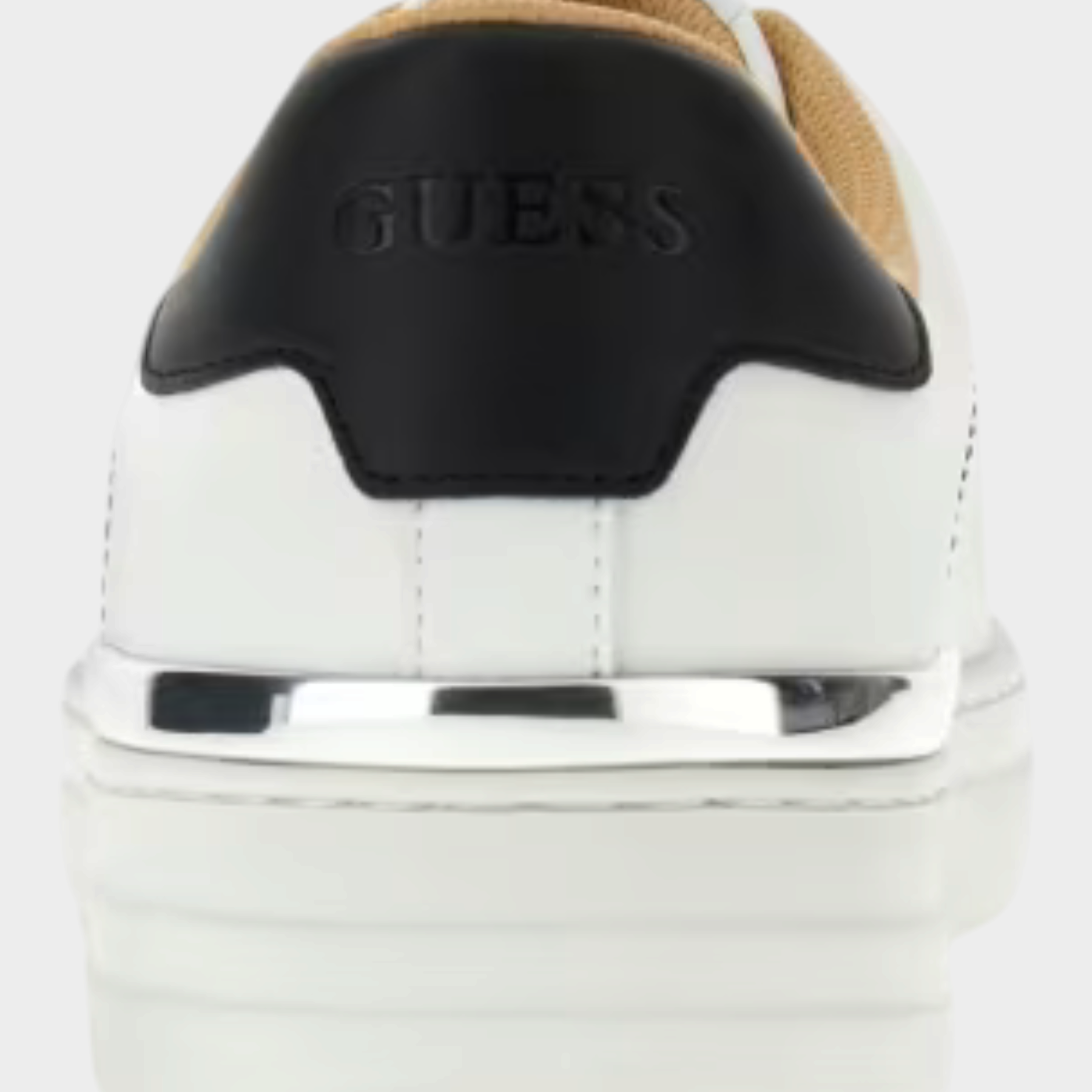 Vista posteriore della sneaker Welyar in pelle bianca GUESS venduta da Follower SRL con dettaglio nero sul tallone