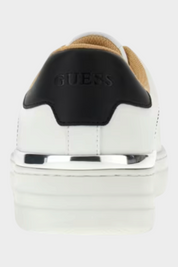 Vista posteriore della sneaker Welyar in pelle bianca GUESS venduta da Follower SRL con dettaglio nero sul tallone