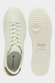 Sneakers Lacoste Carnaby da uomo in pelle bianca con dettaglio verde sul tallone, viste dall'alto da Follower SRL