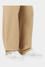 Sneakers Slam Break Uomo bianche in pelle firmate Follower SRL indossate con pantaloni beige