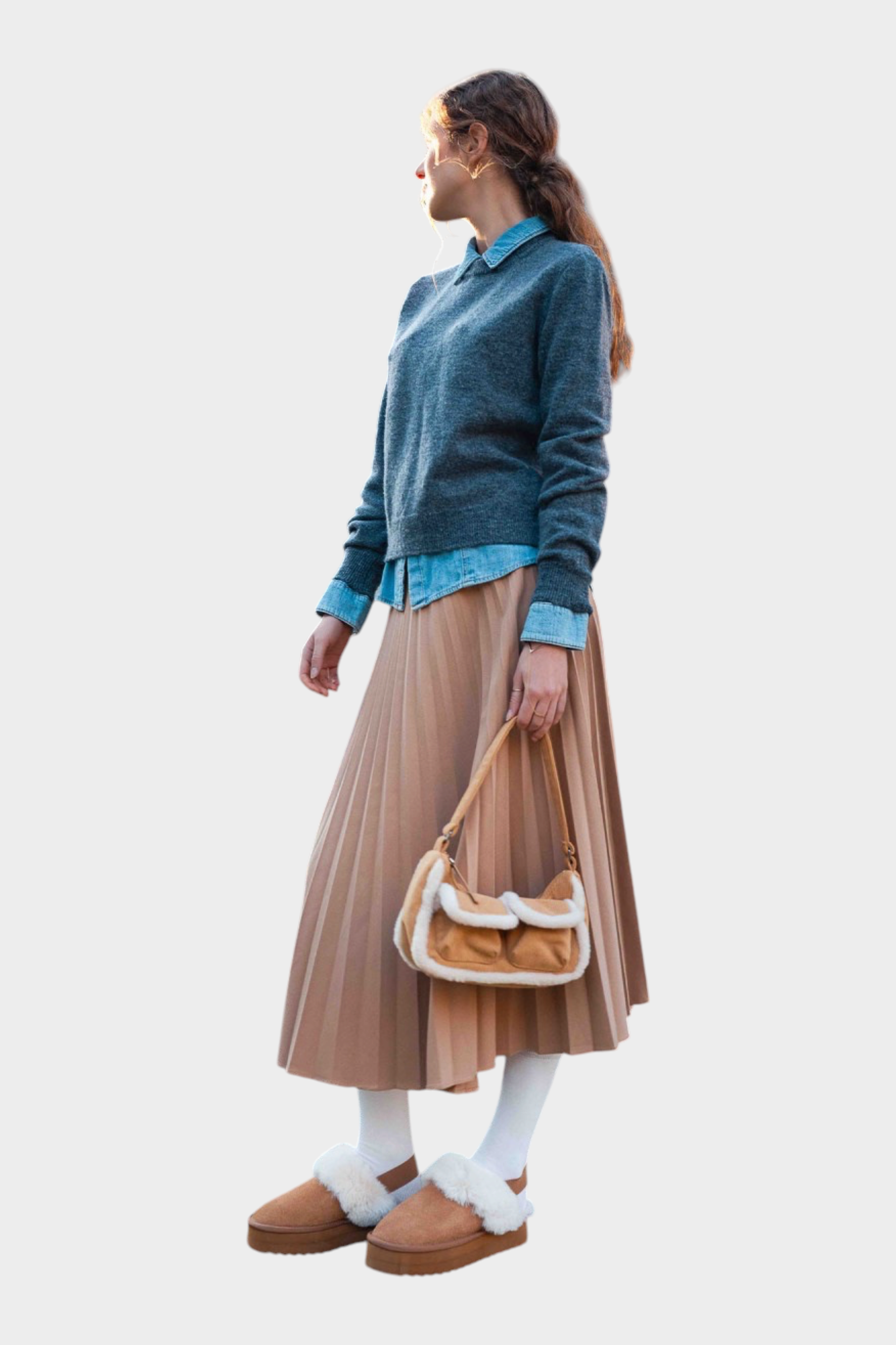 Donna che indossa stivali bassi beige in pelle con fodera in montone Follower SRL in un contesto urbano