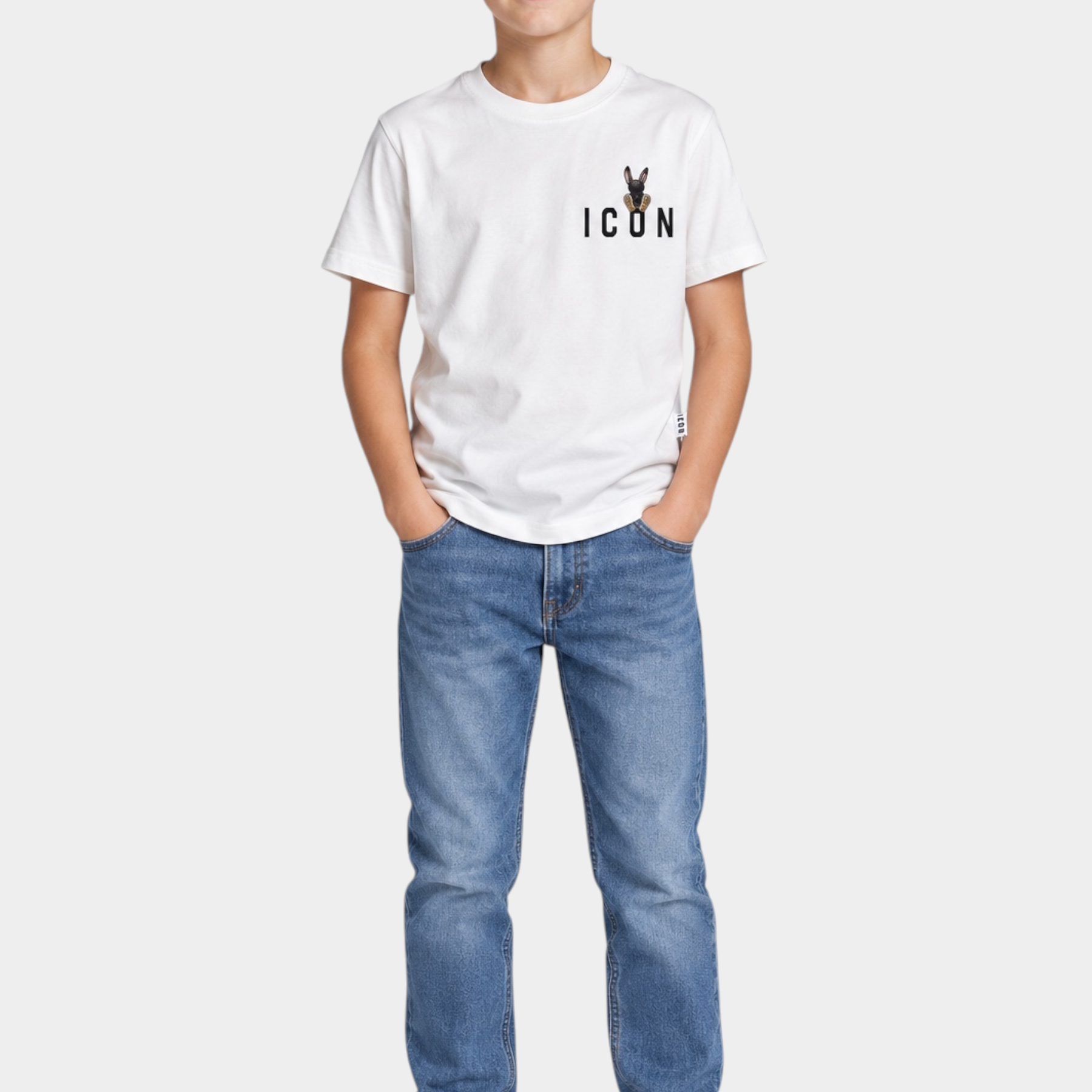 Ragazzo indossa t-shirt Follower SRL color avorio con logo ICON e jeans blu, stile casual