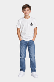 Ragazzo indossa t-shirt Follower SRL color avorio con logo ICON e jeans blu, stile casual