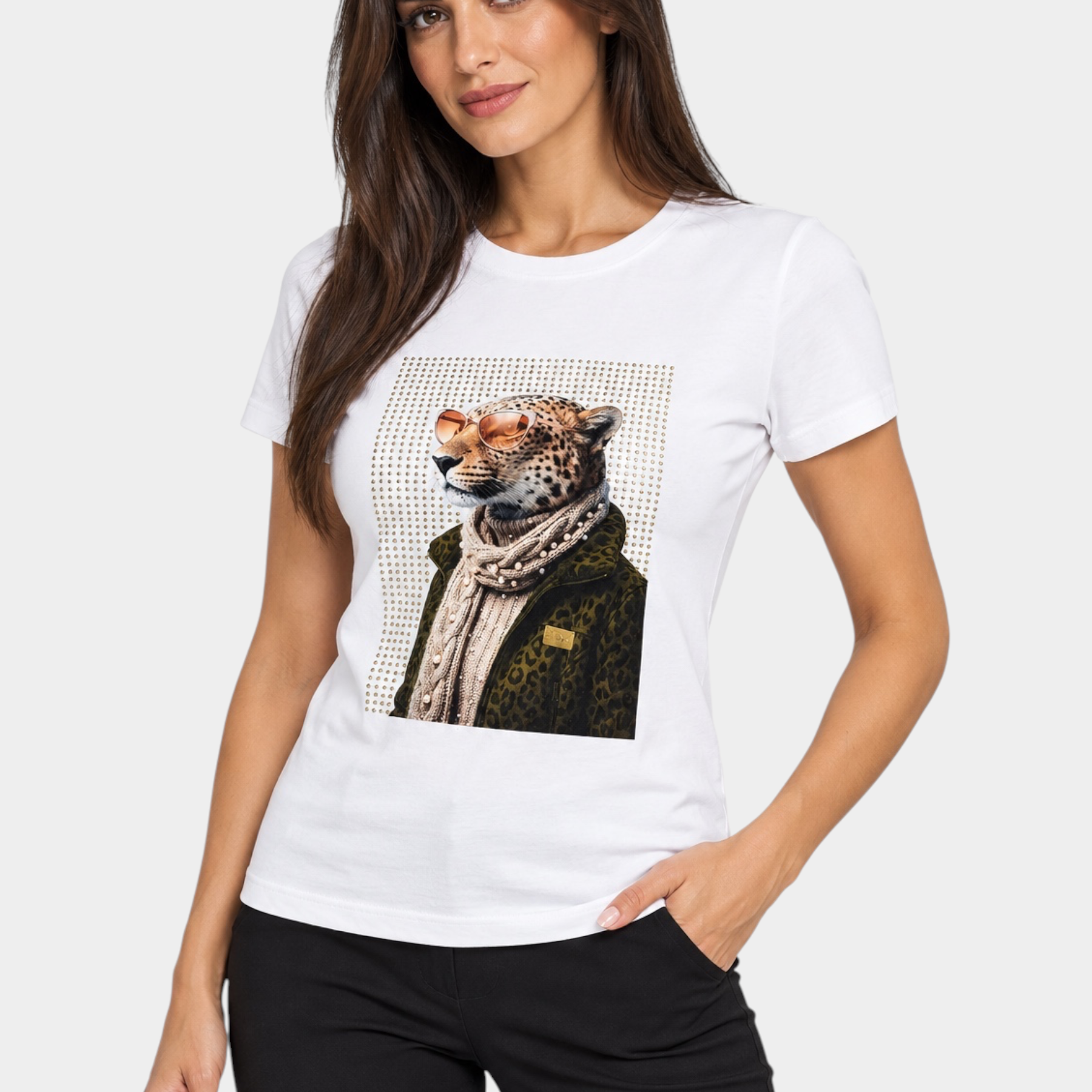 T-shirt Follower SRL avorio con stampa leopardata gioiello e decorazioni in strass indossata da una modella