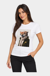 T-shirt Follower SRL avorio con stampa leopardata gioiello e decorazioni in strass indossata da una modella
