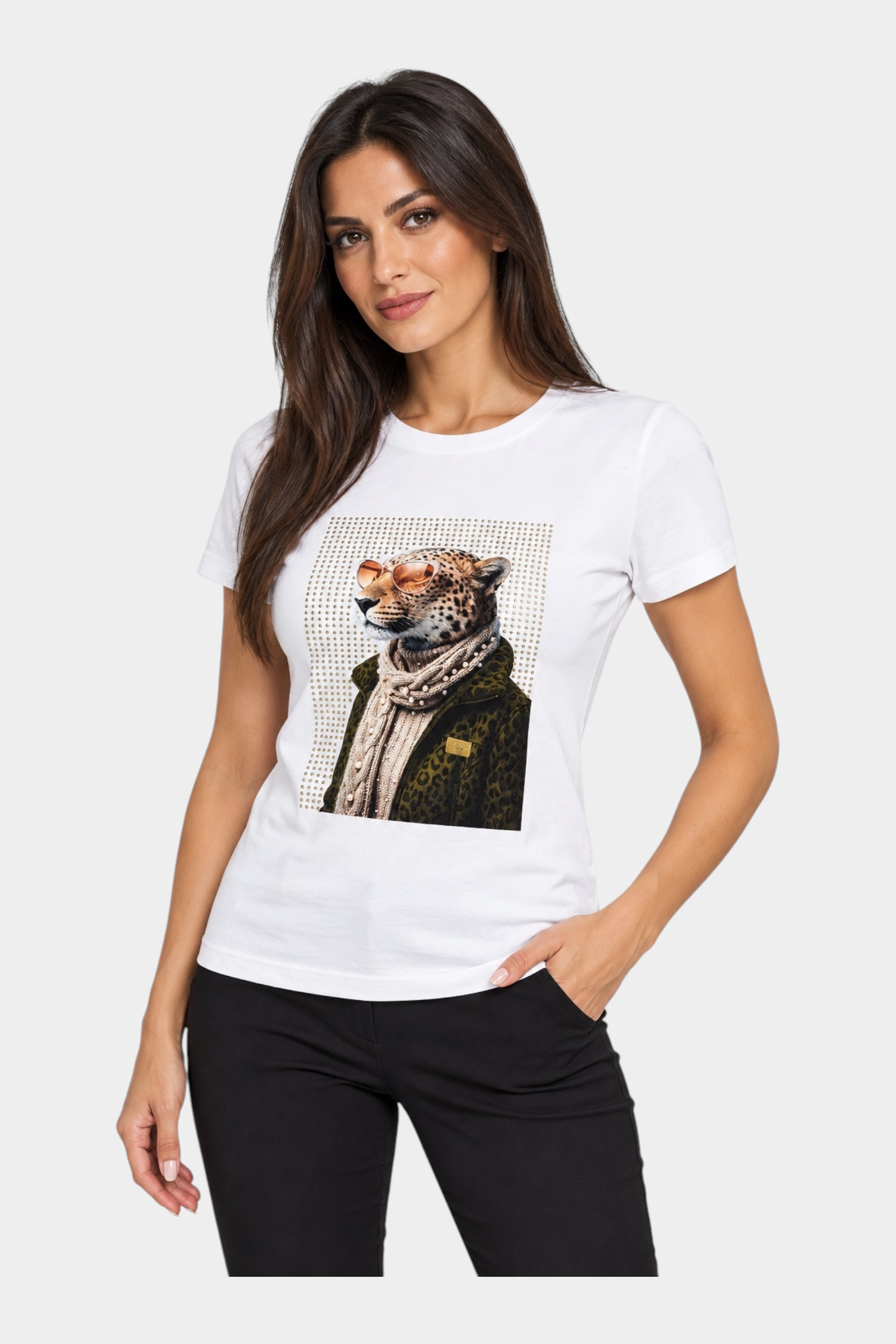 T-shirt Follower SRL avorio con stampa leopardata gioiello e decorazioni in strass indossata da una modella