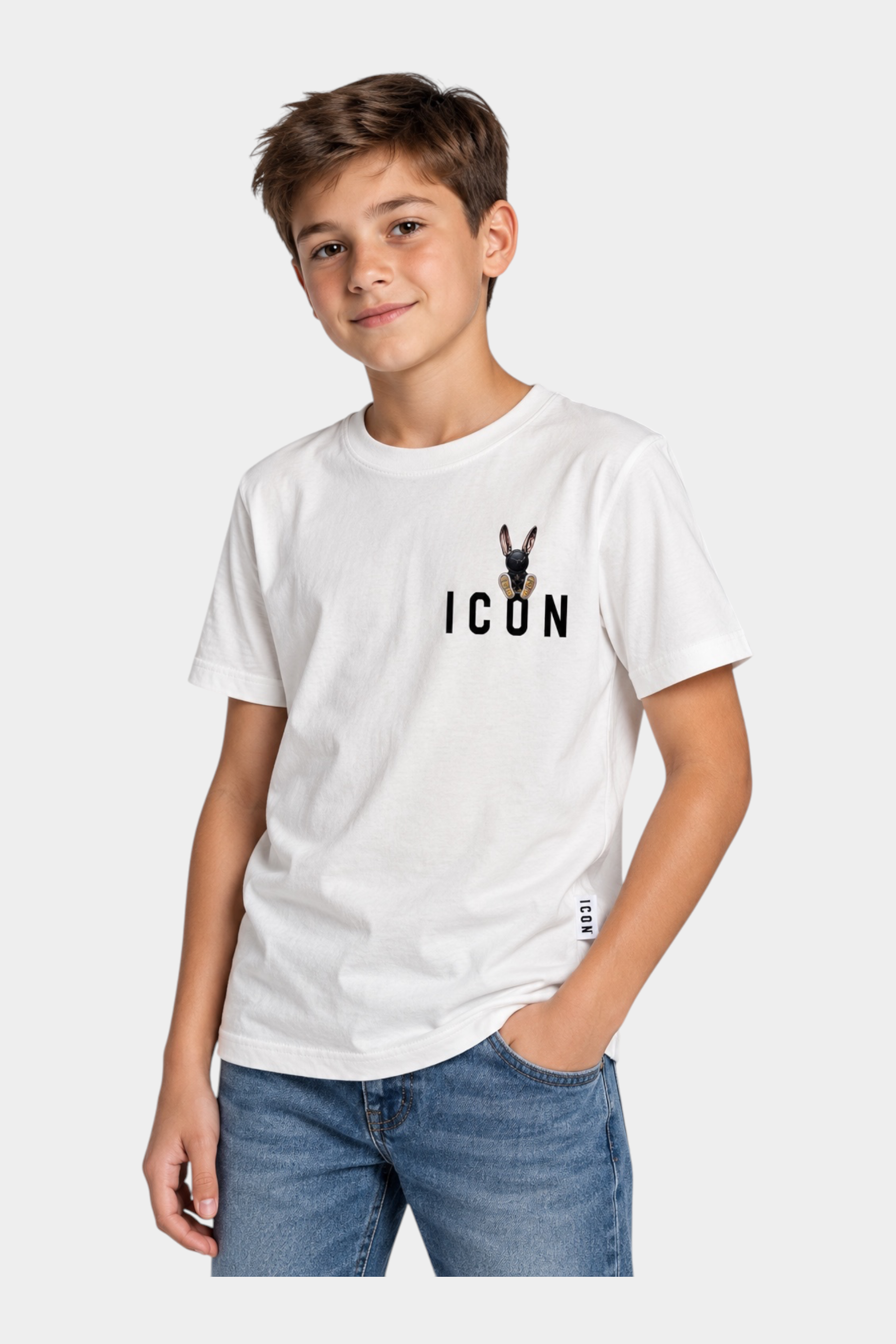 Ragazzo indossa una T-Shirt avorio Follower SRL con logo ICON e grafica di un coniglietto sul petto