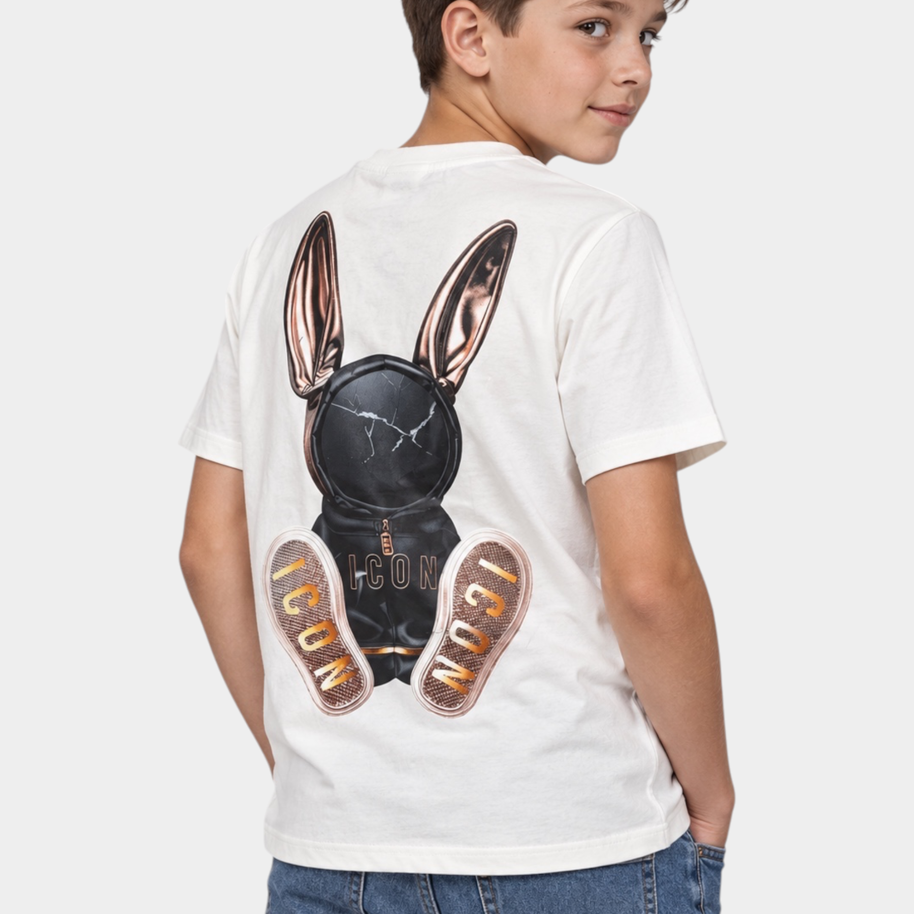 Ragazzo indossa una T-Shirt Follower SRL color avorio con stampa grafica posteriore a forma di coniglio ICON