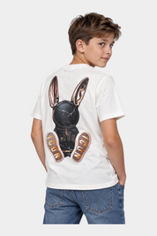 Ragazzo indossa una T-Shirt Follower SRL color avorio con stampa grafica posteriore a forma di coniglio ICON