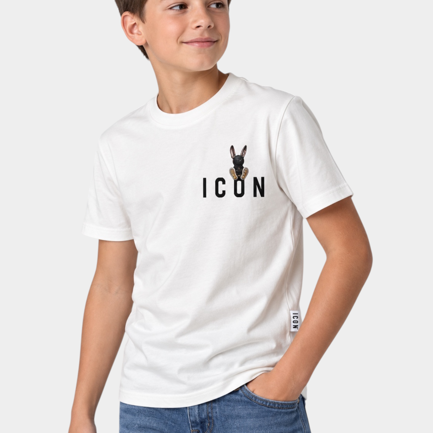 Ragazzo indossa una T-shirt Follower SRL color avorio con logo ICON e grafica di coniglio sul petto