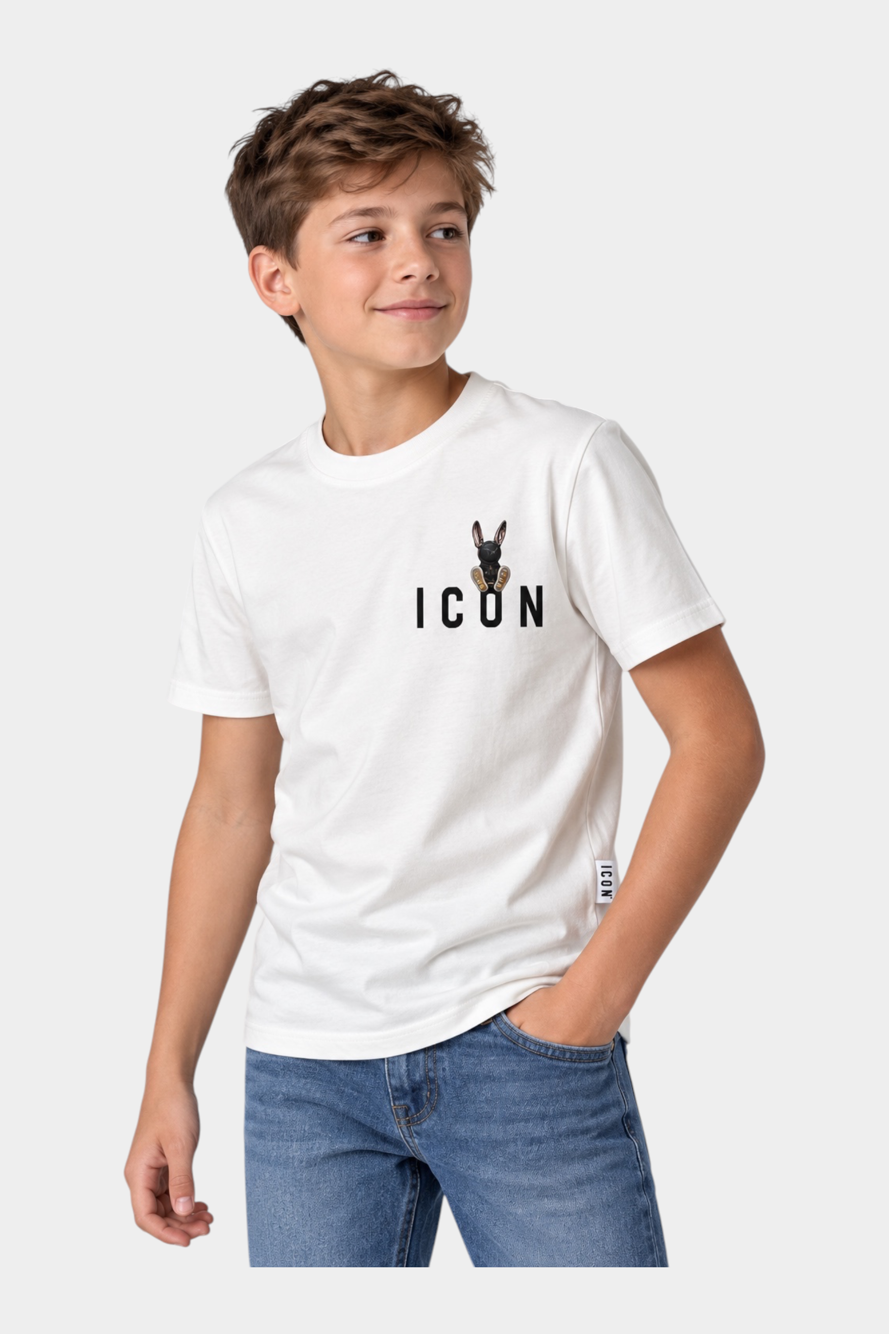 Ragazzo indossa una T-shirt Follower SRL color avorio con logo ICON e grafica di coniglio sul petto
