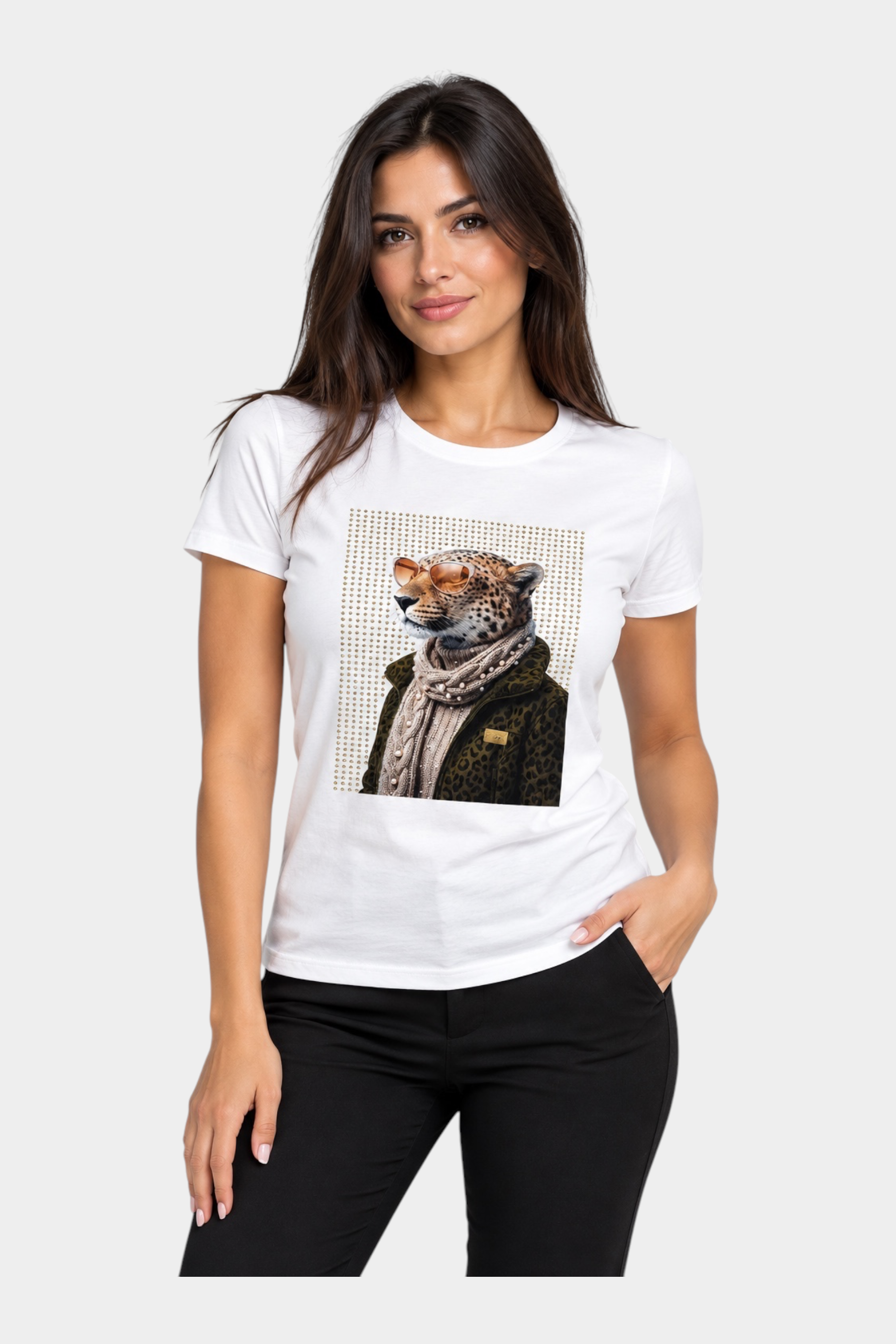 Modella indossa t-shirt Follower SRL avorio con stampa grafica di leopardo con occhiali e sciarpa, stile casual chic