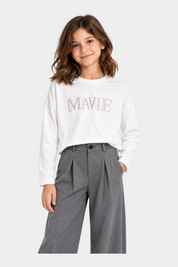 Bambina indossa t-shirt bianca a maniche lunghe Follower SRL con scritta MA VIE decorata da strass e perle