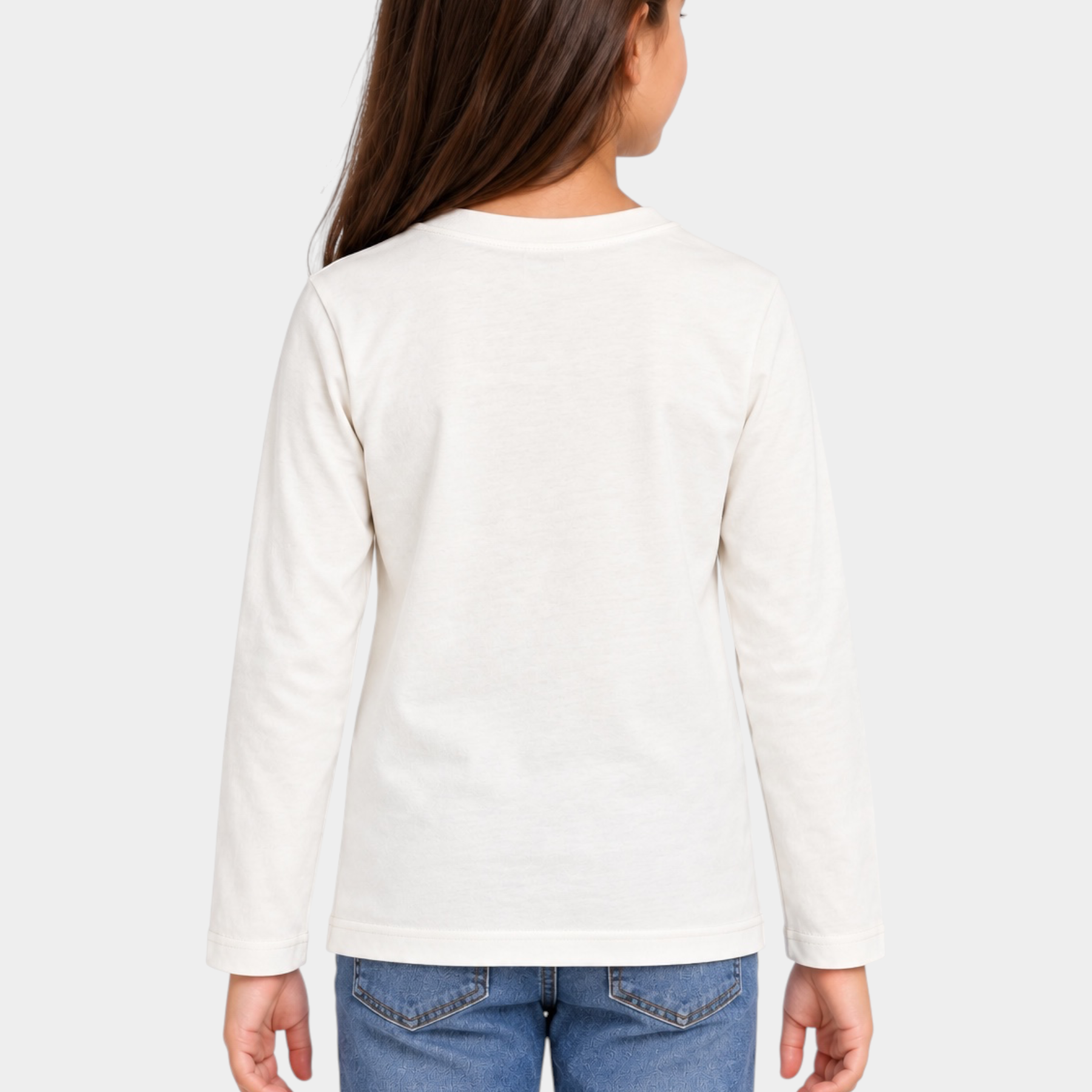 Vista posteriore di una bambina che indossa una t-shirt bianca a maniche lunghe Follower SRL con dettagli in strass