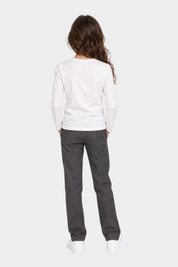 Bambina indossa t-shirt bianca a maniche lunghe Follower SRL con pantaloni grigi e scarpe da ginnastica bianche