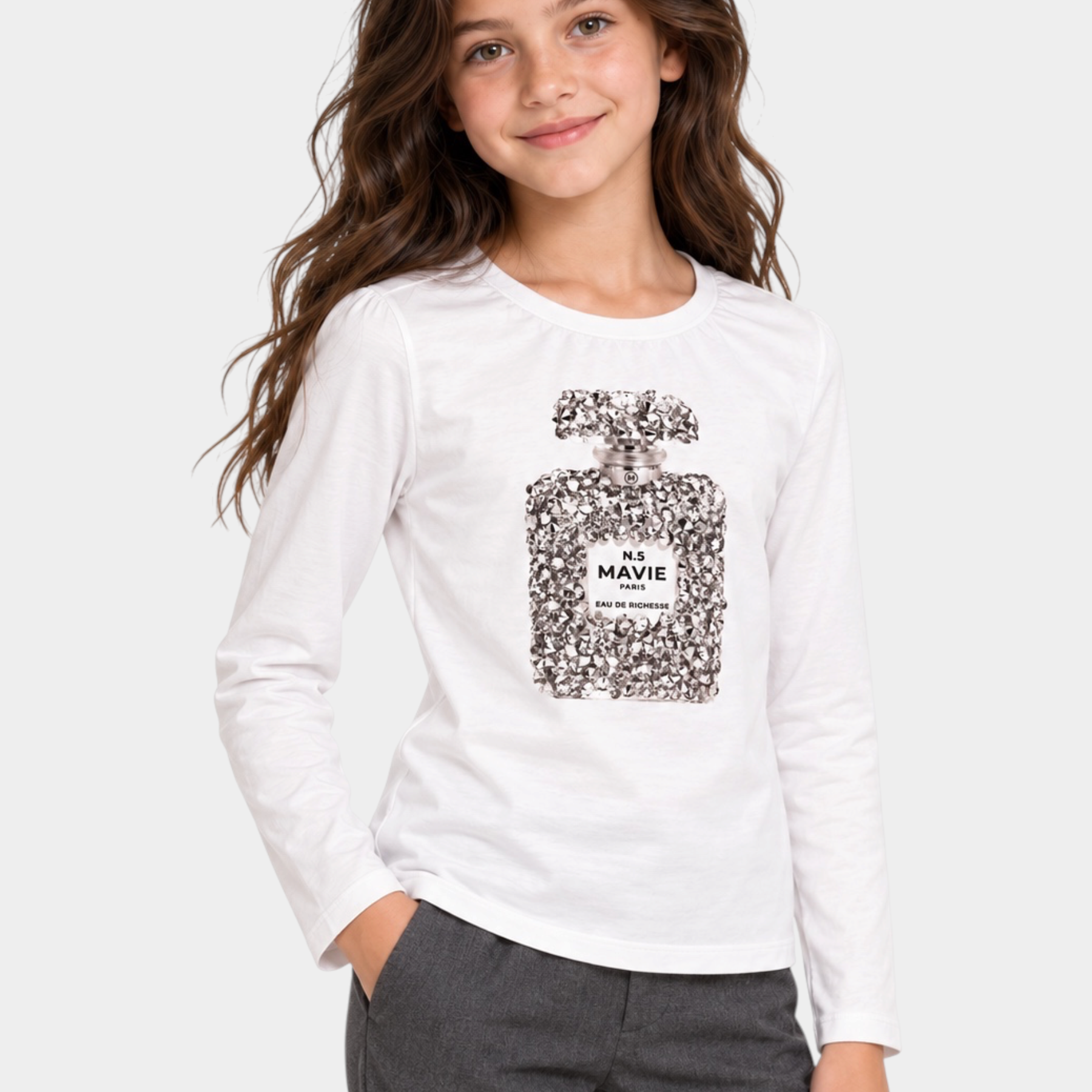 Bambina indossa una t-shirt bianca a maniche lunghe Follower SRL con stampa gioiello a forma di boccetta di profumo