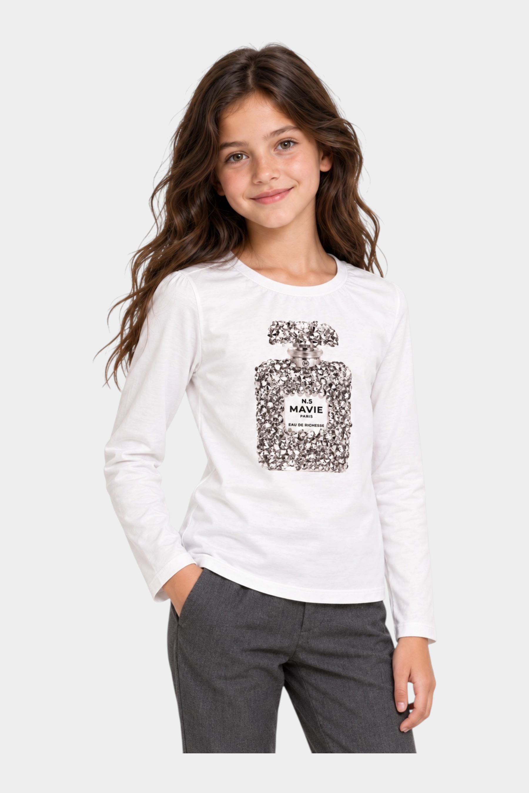 Bambina indossa una t-shirt bianca a maniche lunghe Follower SRL con stampa gioiello a forma di boccetta di profumo