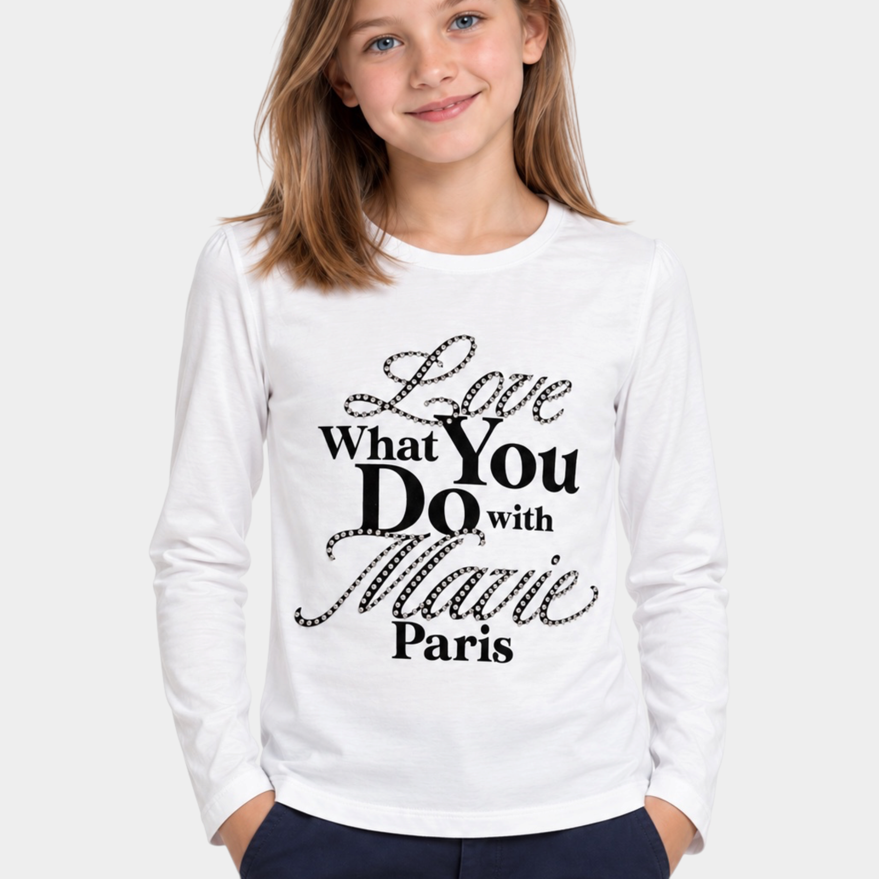 Bambina indossa una t-shirt bianca a maniche lunghe Follower SRL con scritta gioiello e strass Love What You Do