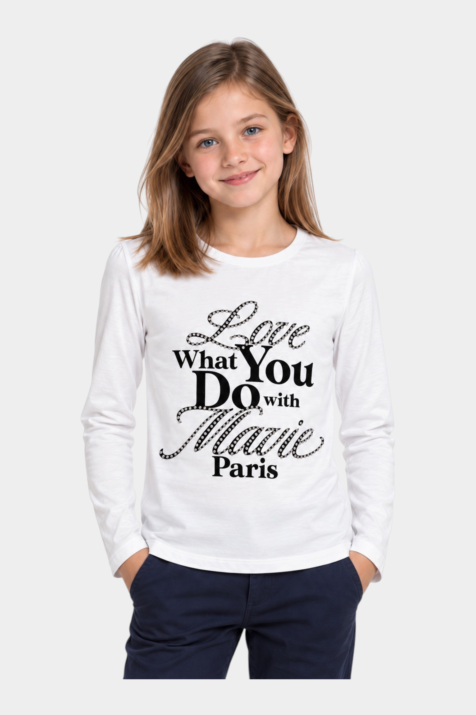 Bambina indossa una t-shirt bianca a maniche lunghe Follower SRL con scritta gioiello e strass Love What You Do