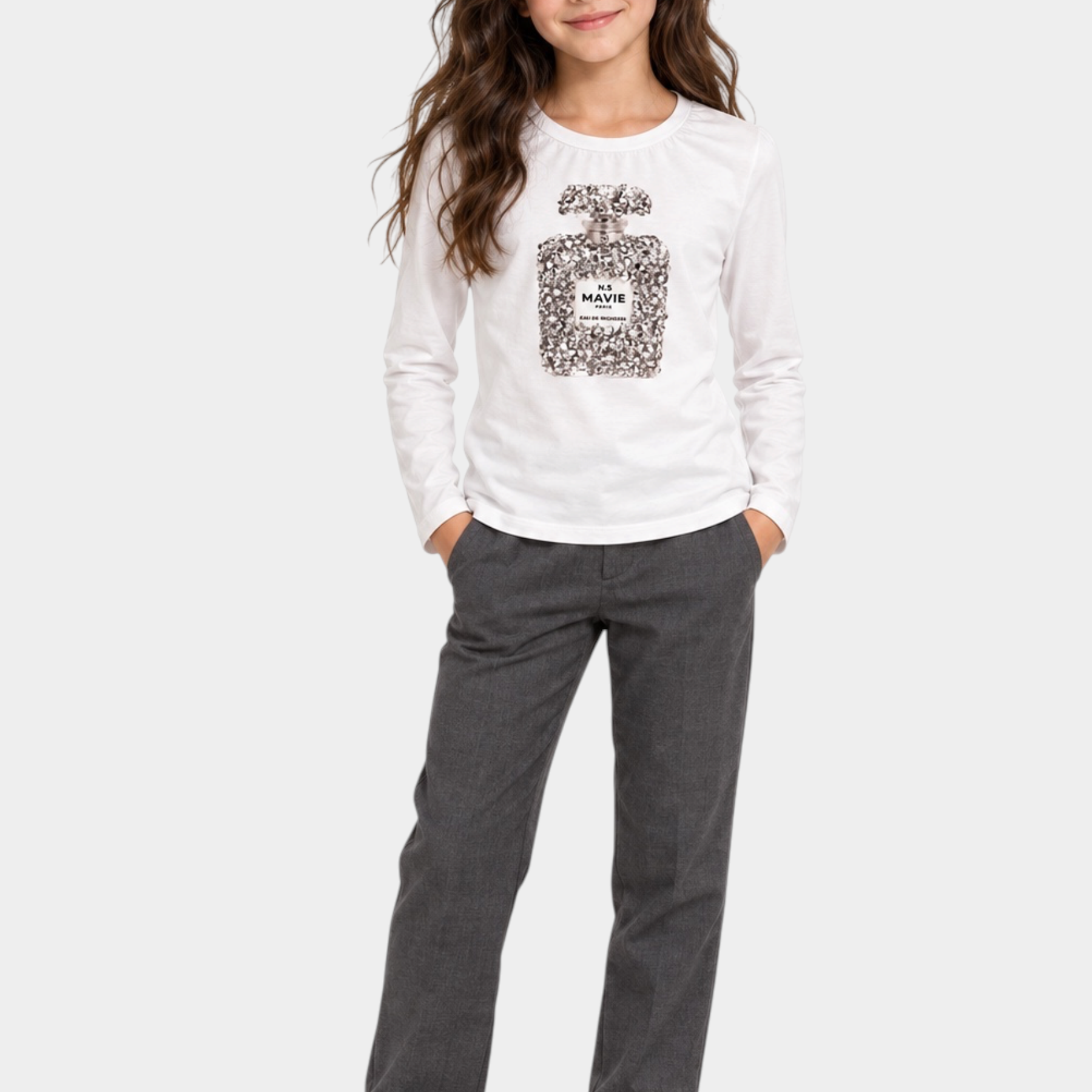 Bambina indossa t-shirt bianca a maniche lunghe Follower SRL con stampa gioiello a forma di profumo